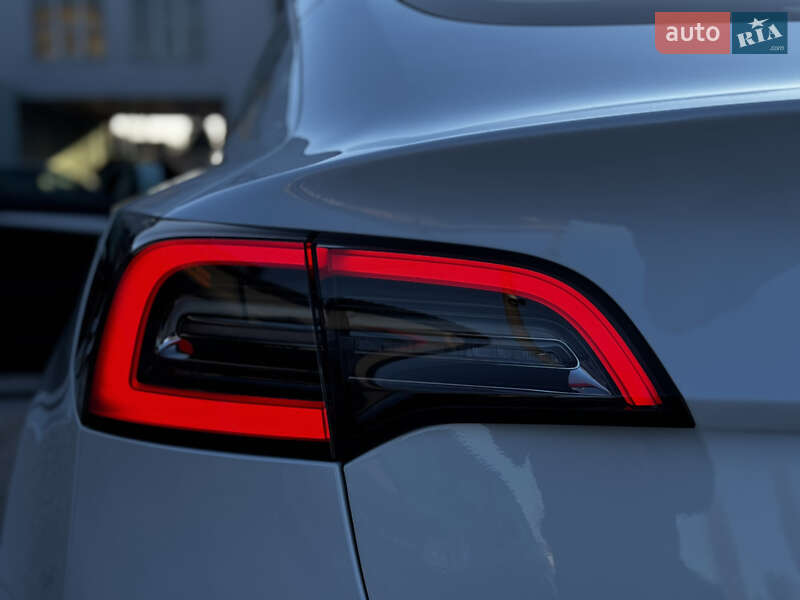 Седан Tesla Model 3 2023 в Житомирі