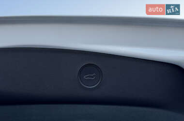 Седан Tesla Model 3 2023 в 