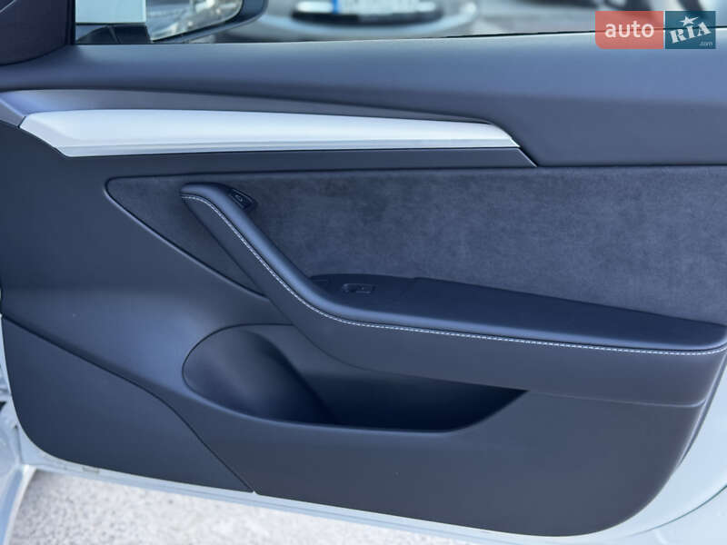 Седан Tesla Model 3 2023 в Житомирі