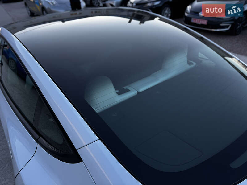 Седан Tesla Model 3 2023 в Житомирі