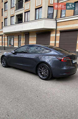 Седан Tesla Model 3 2021 в 