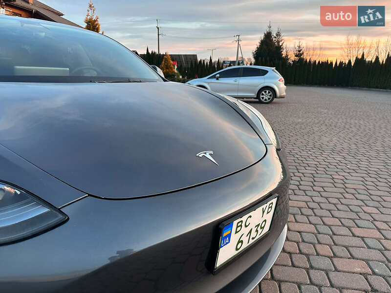 Седан Tesla Model 3 2022 в Львове