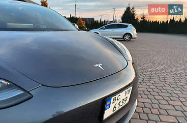 Седан Tesla Model 3 2022 в 