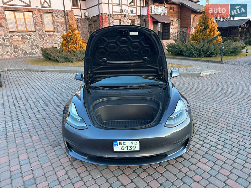 Седан Tesla Model 3 2022 в Львове