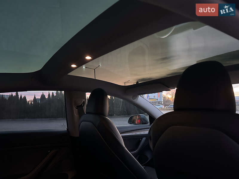 Седан Tesla Model 3 2022 в Львове