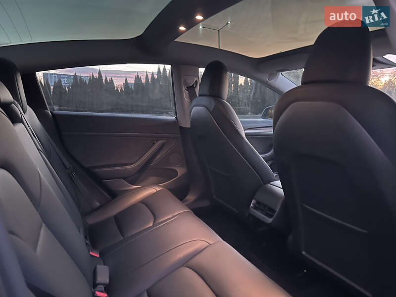 Седан Tesla Model 3 2022 в Львове