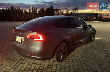 Седан Tesla Model 3 2022 в 