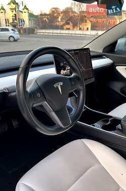 Седан Tesla Model 3 2019 в 