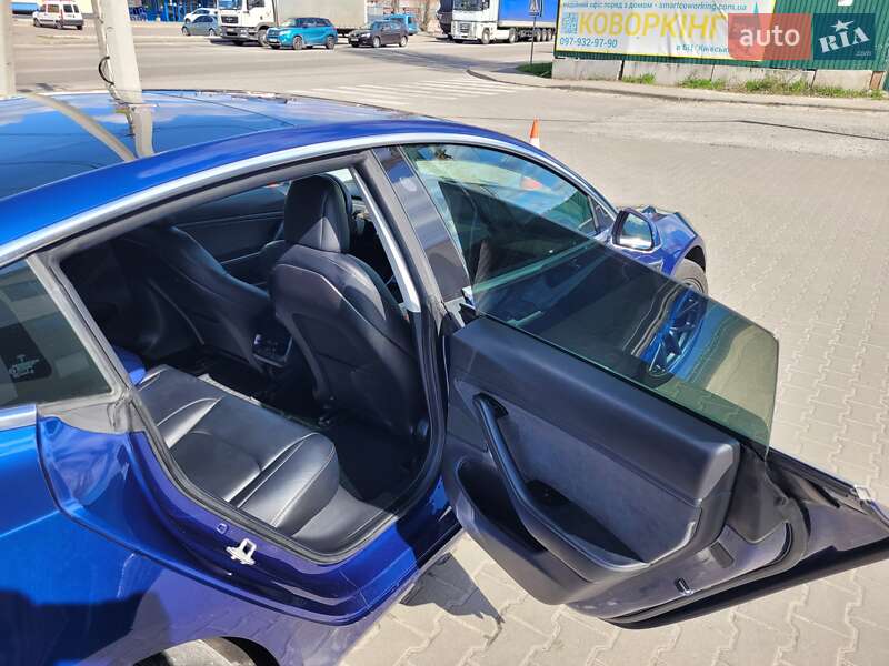 Седан Tesla Model 3 2019 в Киеве
