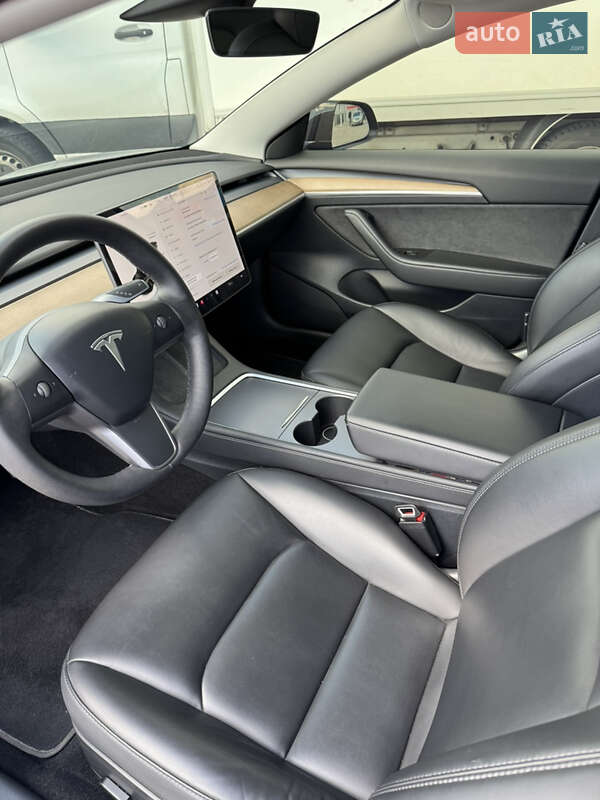 Седан Tesla Model 3 2021 в Киеве
