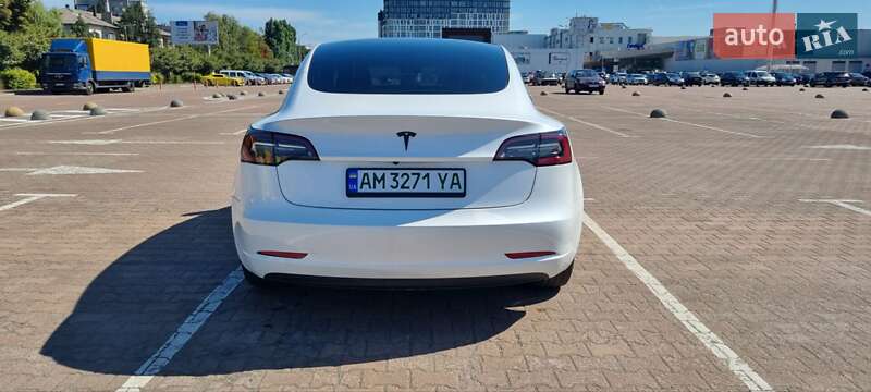 Седан Tesla Model 3 2023 в Житомирі