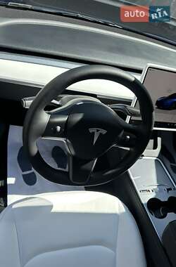 Седан Tesla Model 3 2023 в 