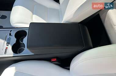 Седан Tesla Model 3 2023 в 