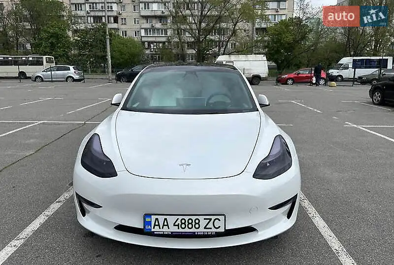 Седан Tesla Model 3 2022 в 
