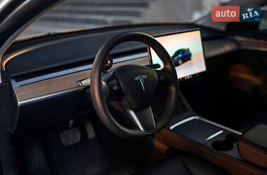 Седан Tesla Model 3 2023 в 