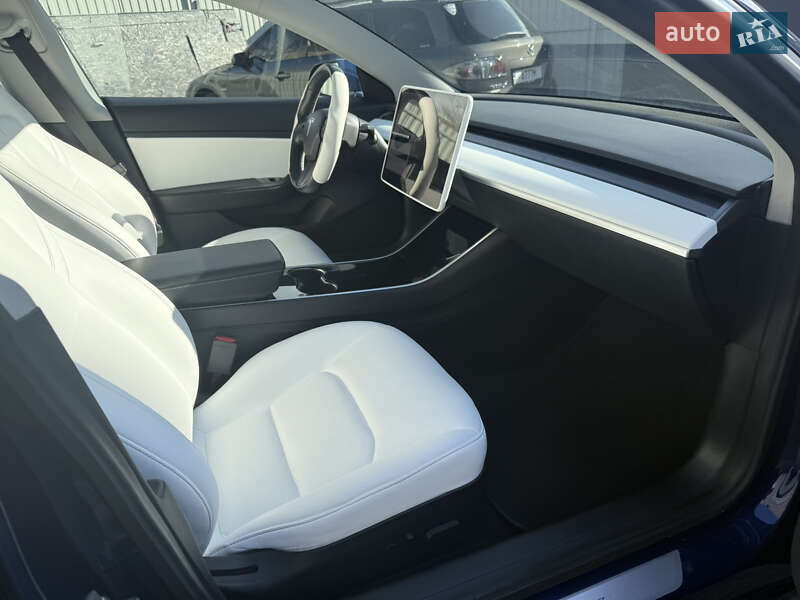 Седан Tesla Model 3 2019 в Володимирі