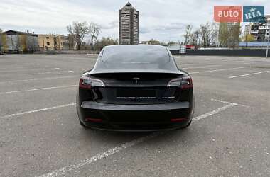 Седан Tesla Model 3 2022 в 