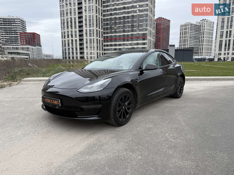 Седан Tesla Model 3 2022 в 