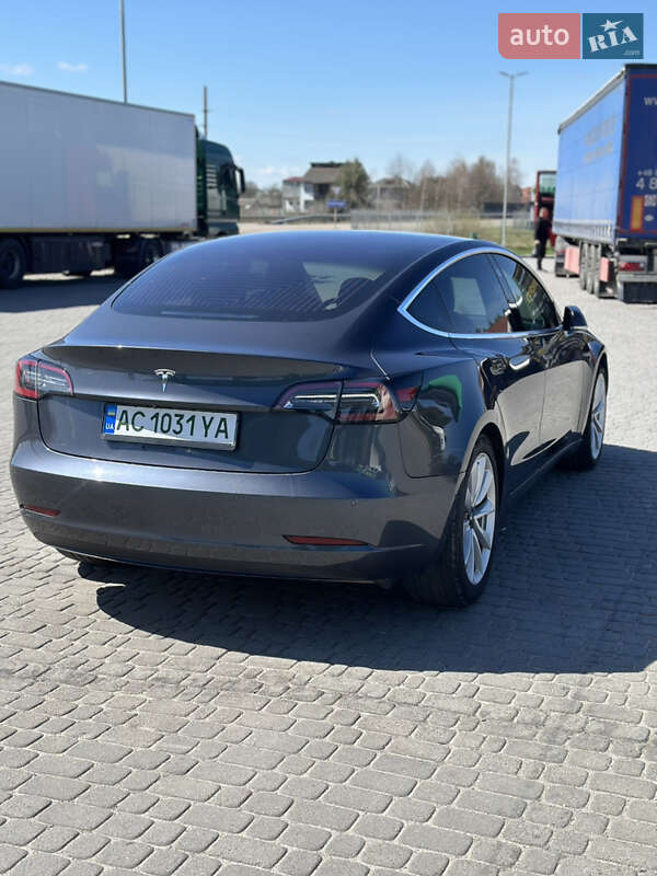 Седан Tesla Model 3 2018 в Любомлі