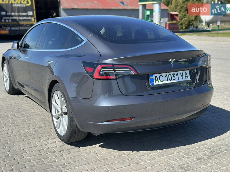 Седан Tesla Model 3 2018 в Любомлі