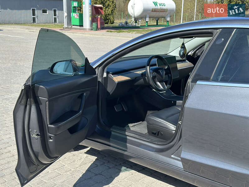 Седан Tesla Model 3 2018 в Любомлі