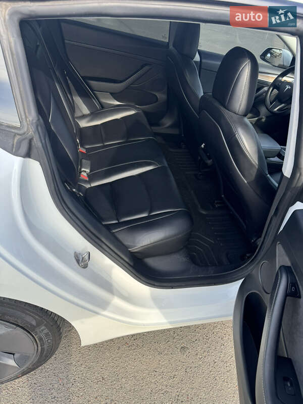 Седан Tesla Model 3 2021 в Львове