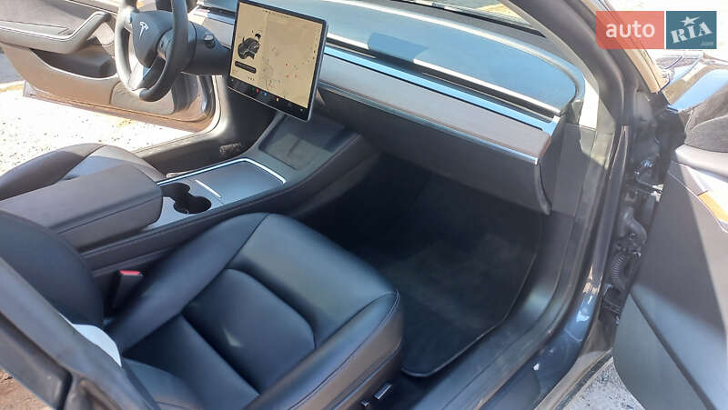 Седан Tesla Model 3 2022 в Ужгороді
