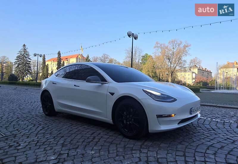 Седан Tesla Model 3 2018 в Ужгороде