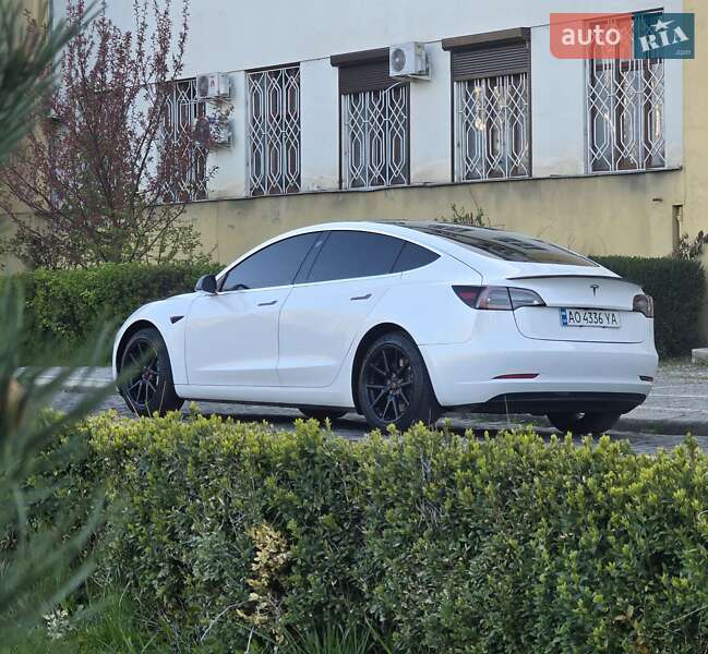 Седан Tesla Model 3 2018 в Ужгороде