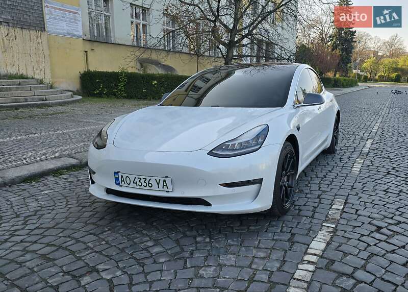 Седан Tesla Model 3 2018 в Ужгороде