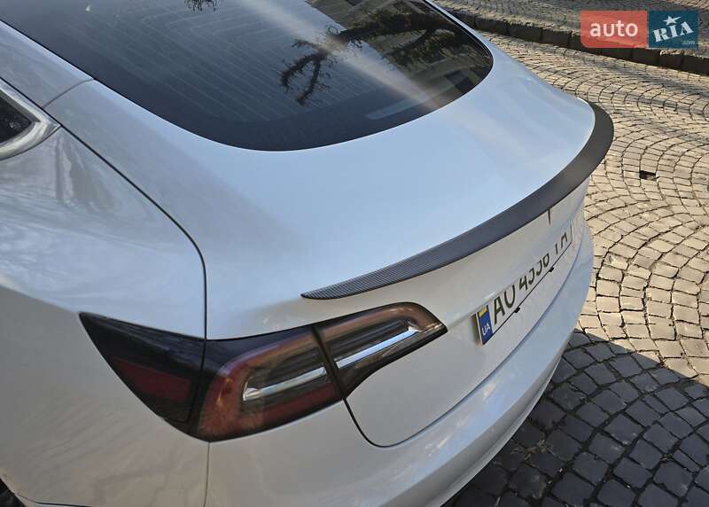 Седан Tesla Model 3 2018 в Ужгороде
