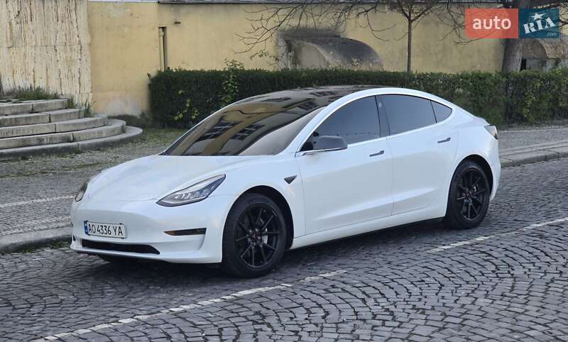 Седан Tesla Model 3 2018 в Ужгороде