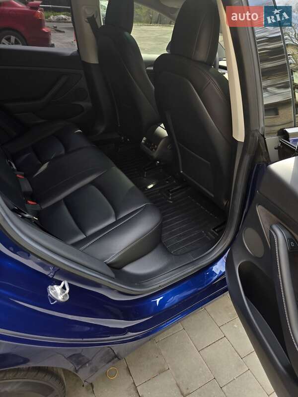 Седан Tesla Model 3 2022 в Днепре
