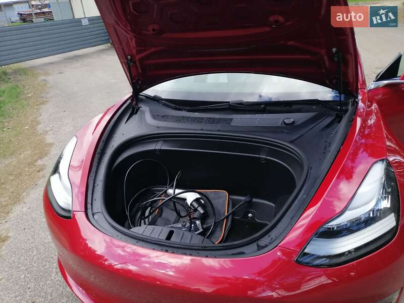Седан Tesla Model 3 2018 в Черкасах