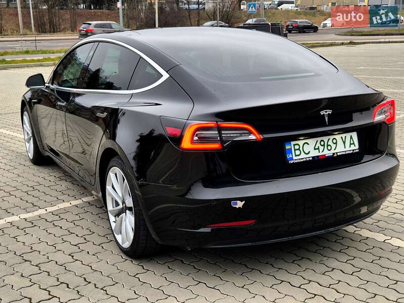 Седан Tesla Model 3 2018 в Львове