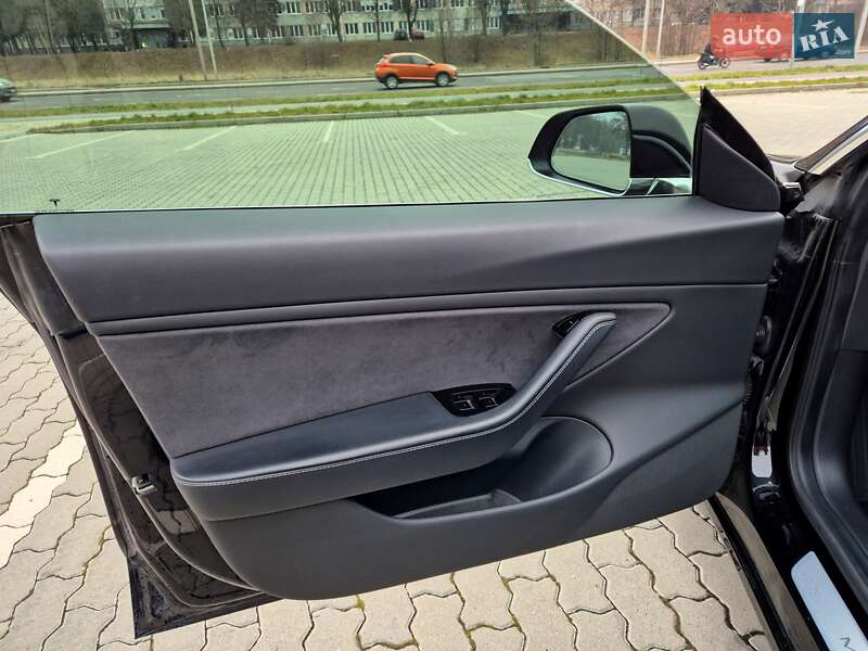 Седан Tesla Model 3 2018 в Львове