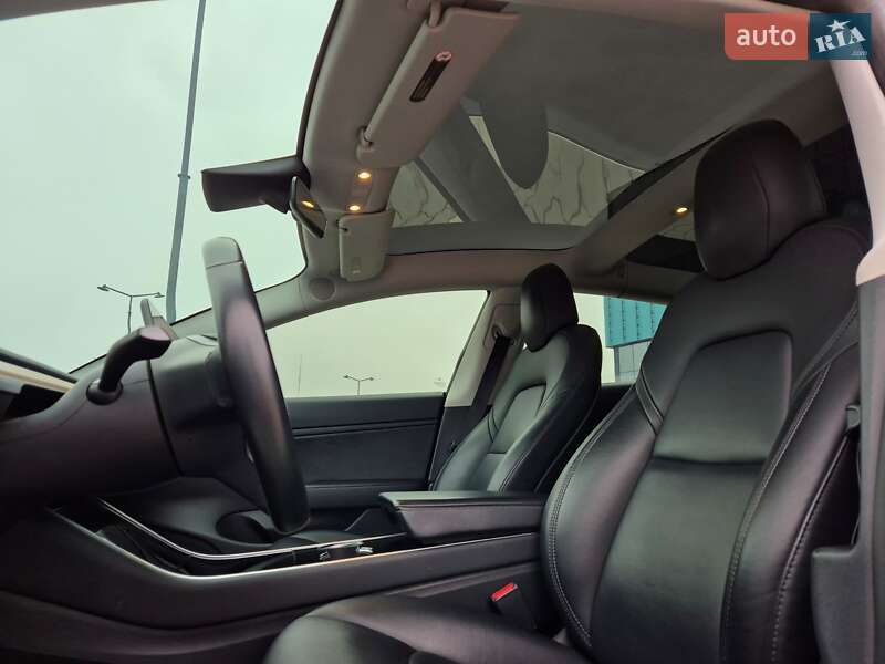Седан Tesla Model 3 2018 в Львове