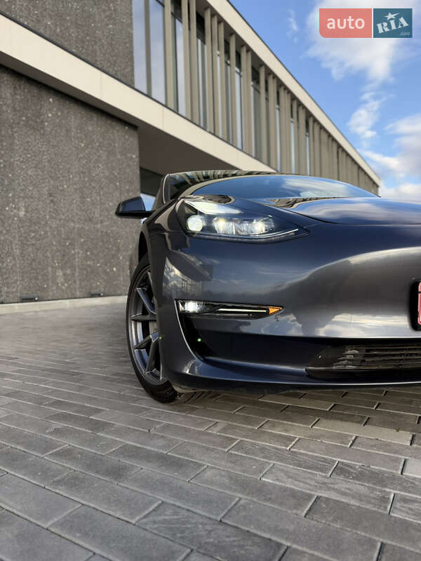 Седан Tesla Model 3 2023 в Ужгороде