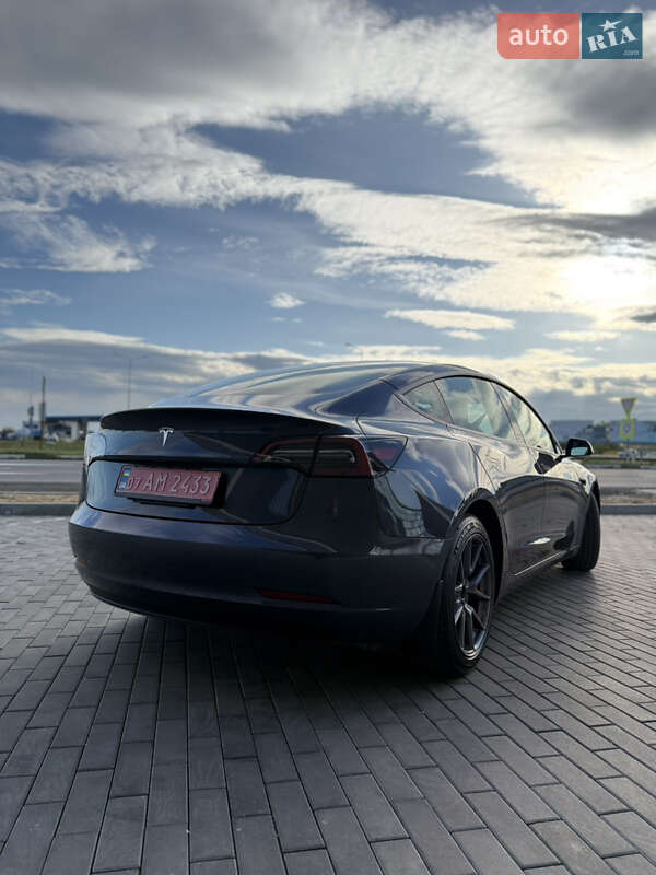 Седан Tesla Model 3 2023 в Ужгороде