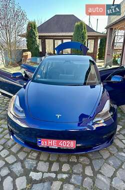 Седан Tesla Model 3 2022 в 