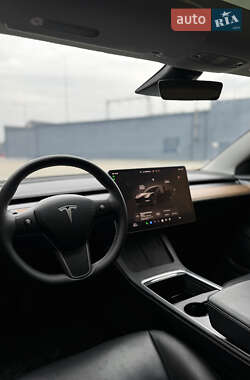 Седан Tesla Model 3 2023 в 