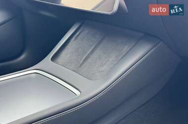 Седан Tesla Model 3 2023 в 