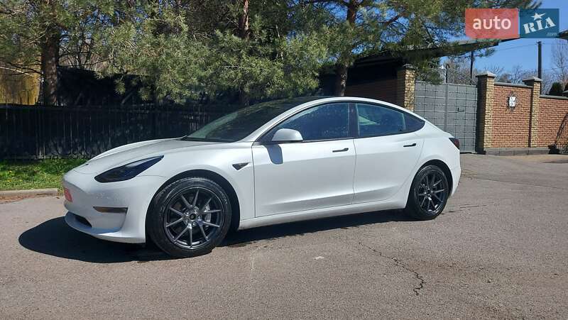 Седан Tesla Model 3 2022 в 