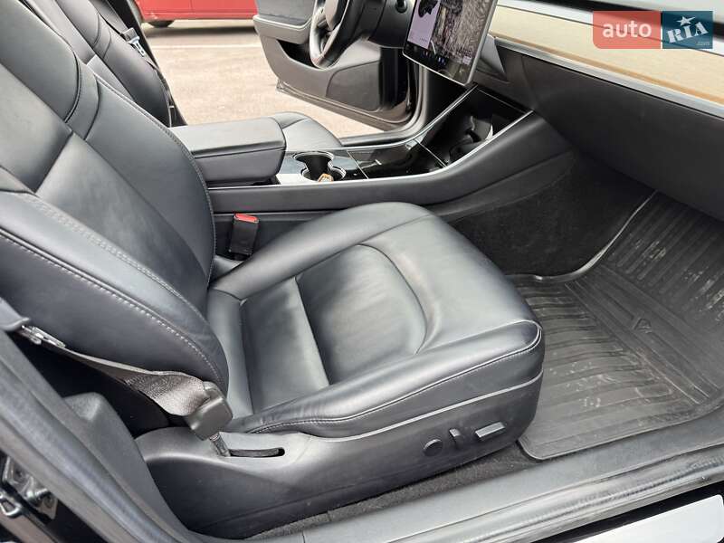 Седан Tesla Model 3 2018 в Кам'янському