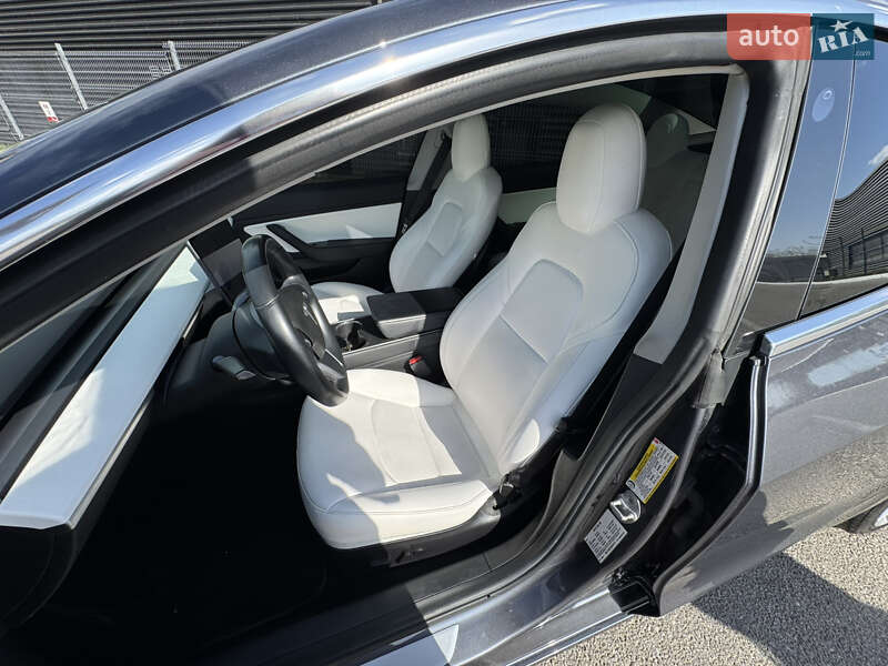 Седан Tesla Model 3 2019 в Львове