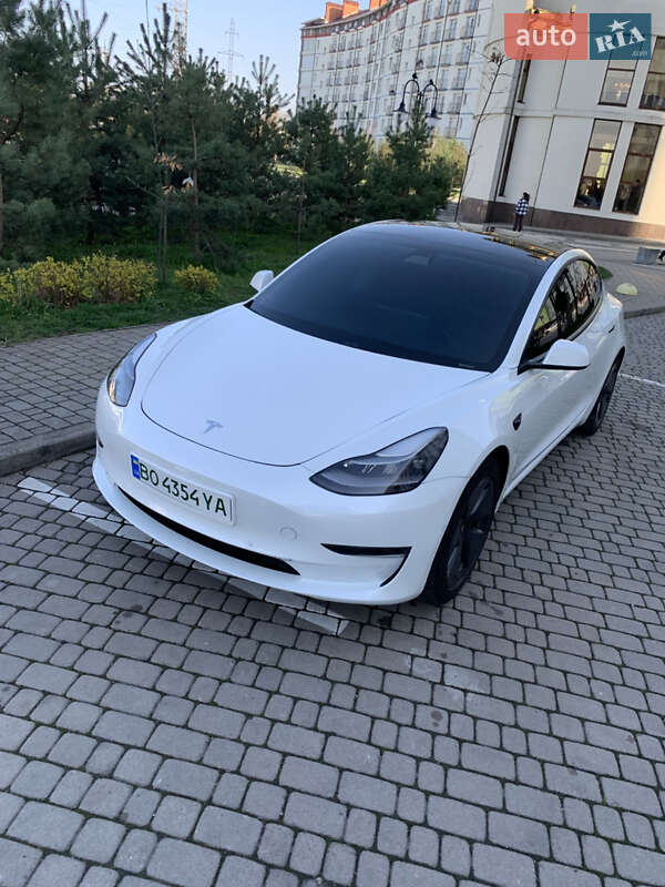 Седан Tesla Model 3 2021 в 