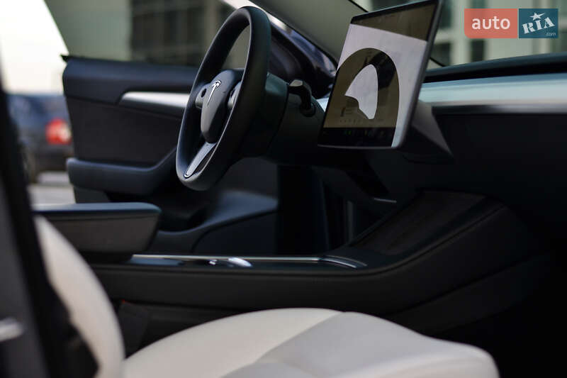 Седан Tesla Model 3 2022 в Черкассах