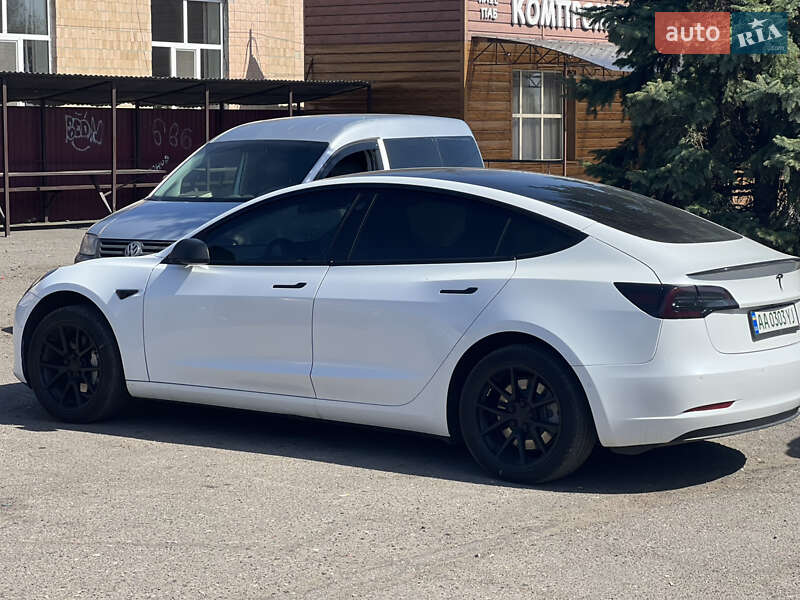Седан Tesla Model 3 2021 в 