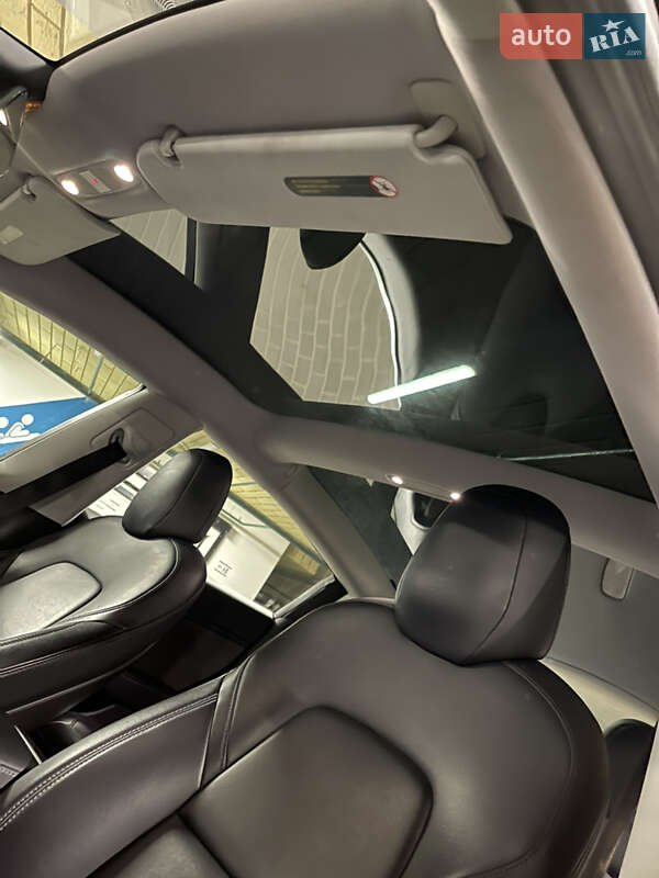 Седан Tesla Model 3 2018 в Києві