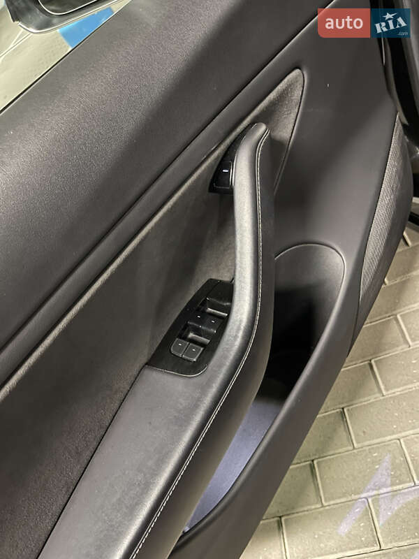 Седан Tesla Model 3 2018 в Києві